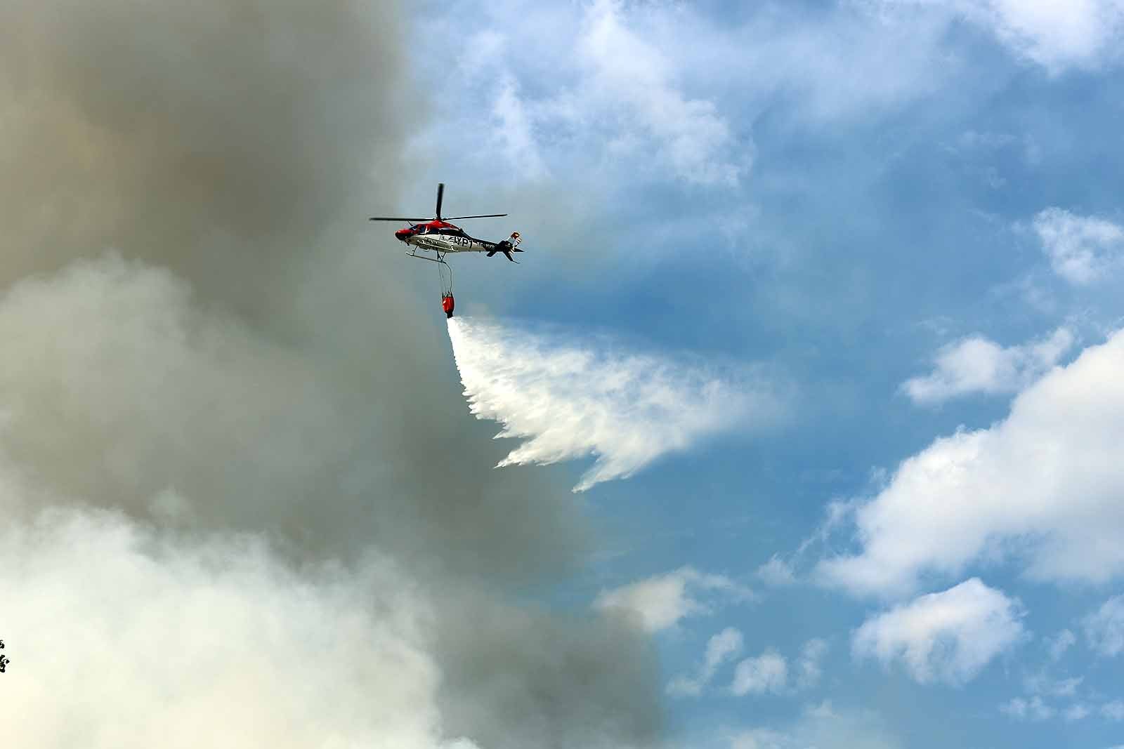 Un gran operativo trabaja desde primera hora de la tarde en incendio declarado en Masa.