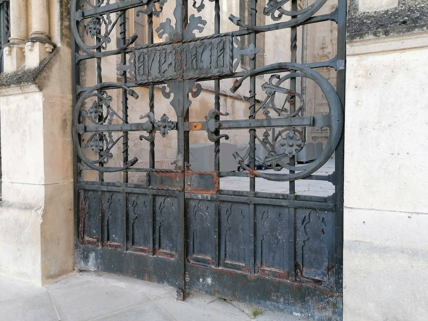 Fotos: Desperfectos y pintadas en la Catedral de Burgos