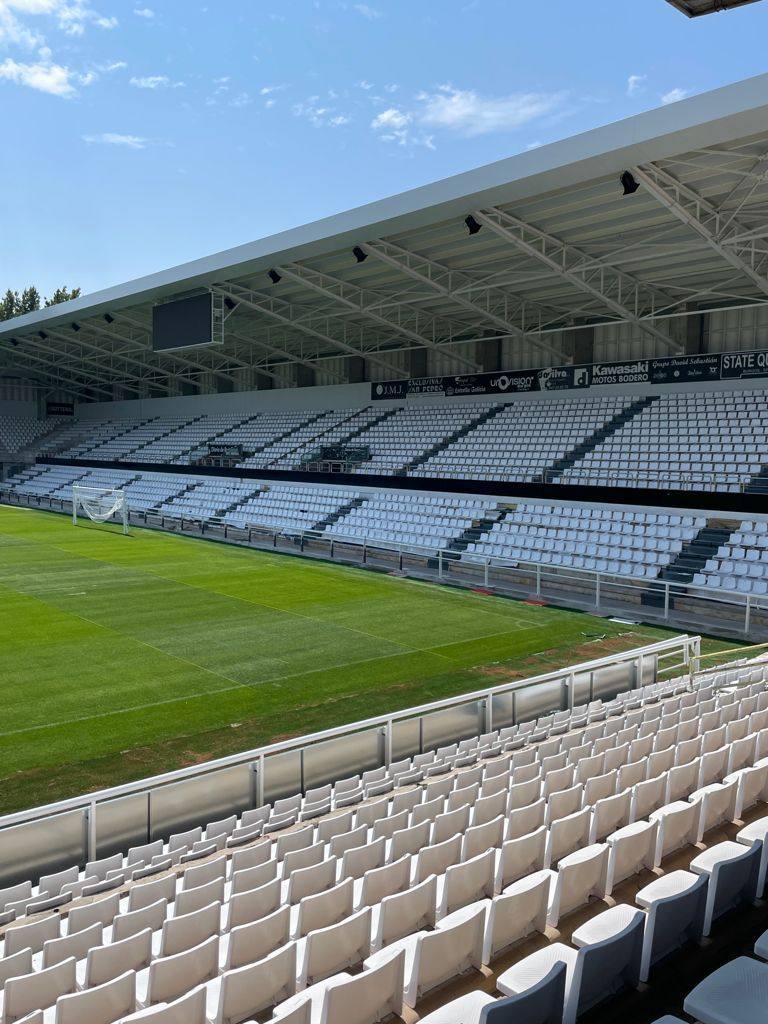 El club remodela el estadio para afrontar el reto del fútbol profesional.