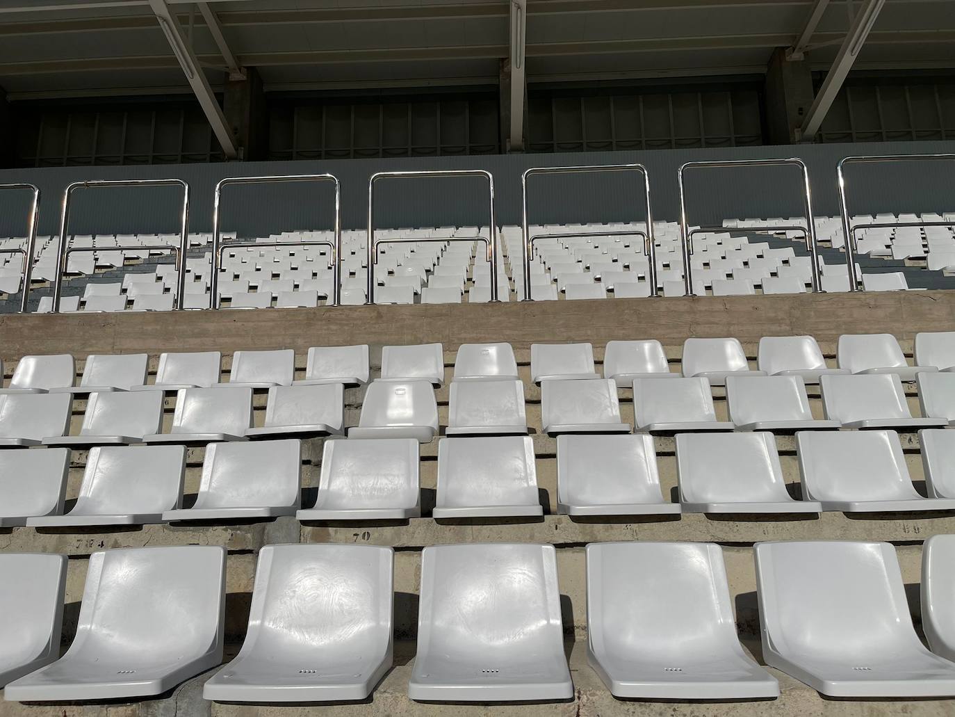 El club remodela el estadio para afrontar el reto del fútbol profesional.