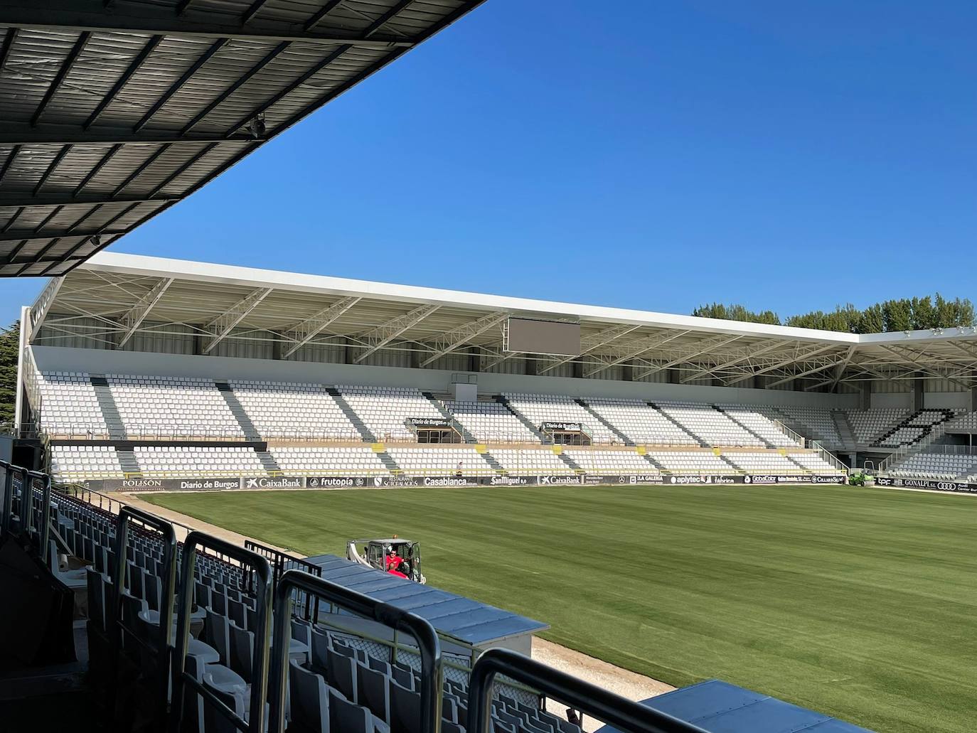 El club remodela el estadio para afrontar el reto del fútbol profesional.