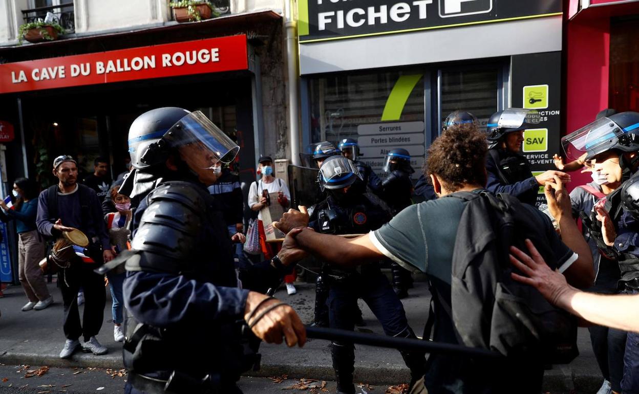 Protestas este sábado contra el certificado covid en las calles de París.