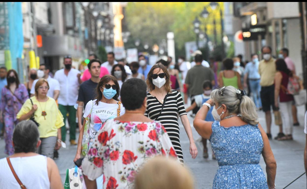 Multitud de gente caminando por Valladolid.