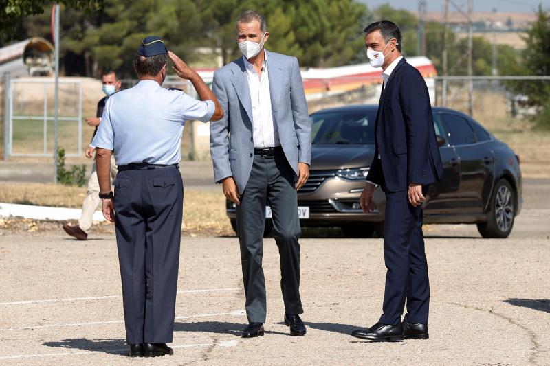 El rey Felipe VI y el presidente del Gobierno, Pedro Sánchez, a su llegada este sábado al centro de acogida temporal instalado en la base de Torrejón.