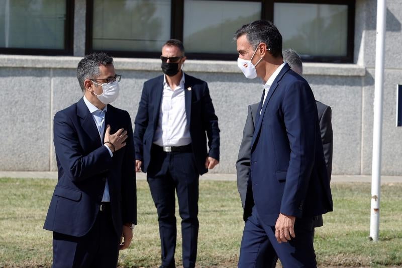 El presidente del Gobierno,Pedro Sánchez, saludado por el ministro de Presidencia, Felix Bolaños.