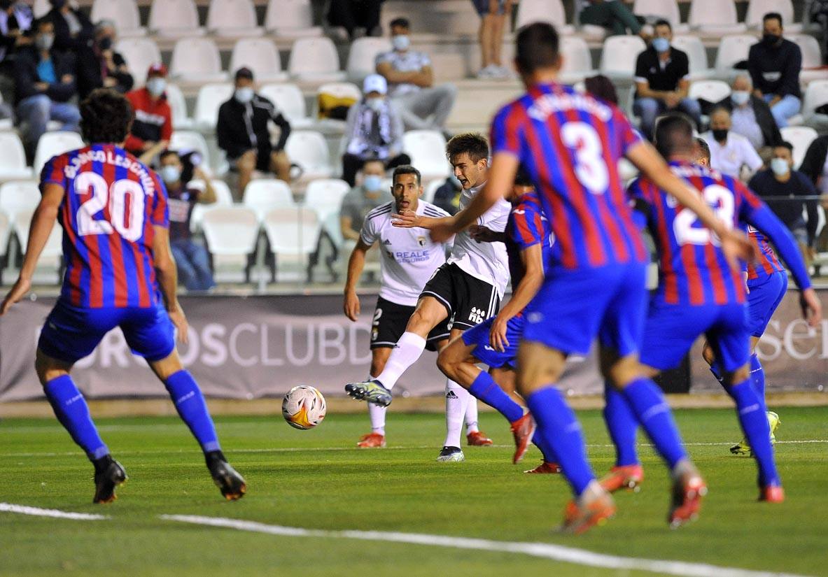 Fotos: Imágenes del Burgos CF - Eibar en El Plantío