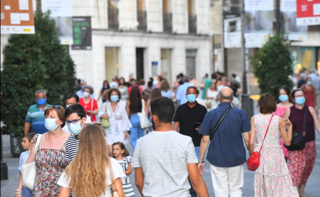 Personas caminando por Valladolid.