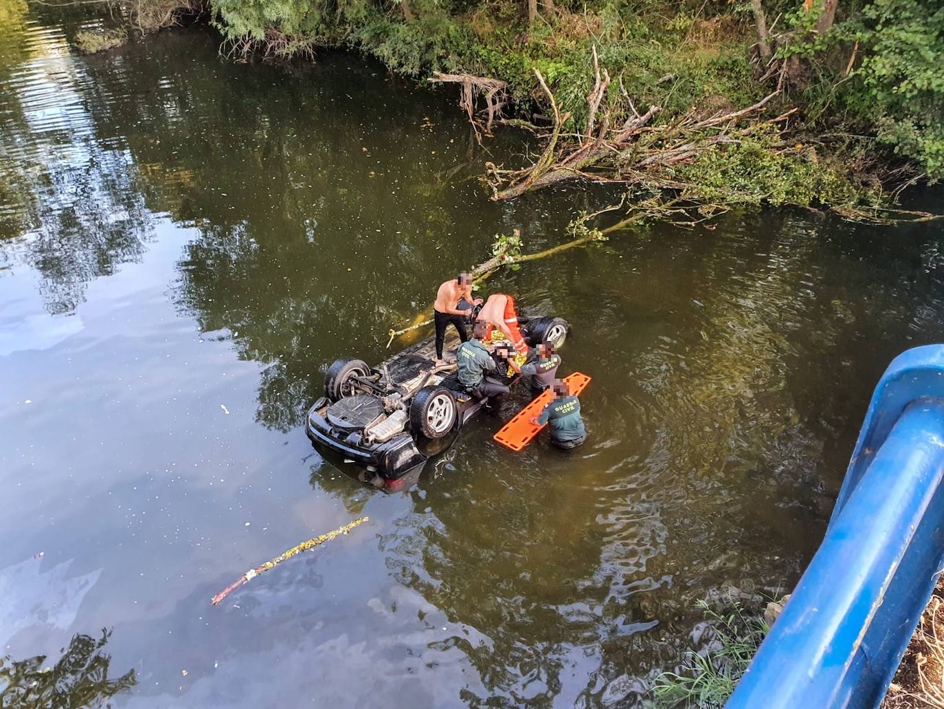 Fotos: Así ha sido el rescate del joven que cayó con su turismo al río Nela