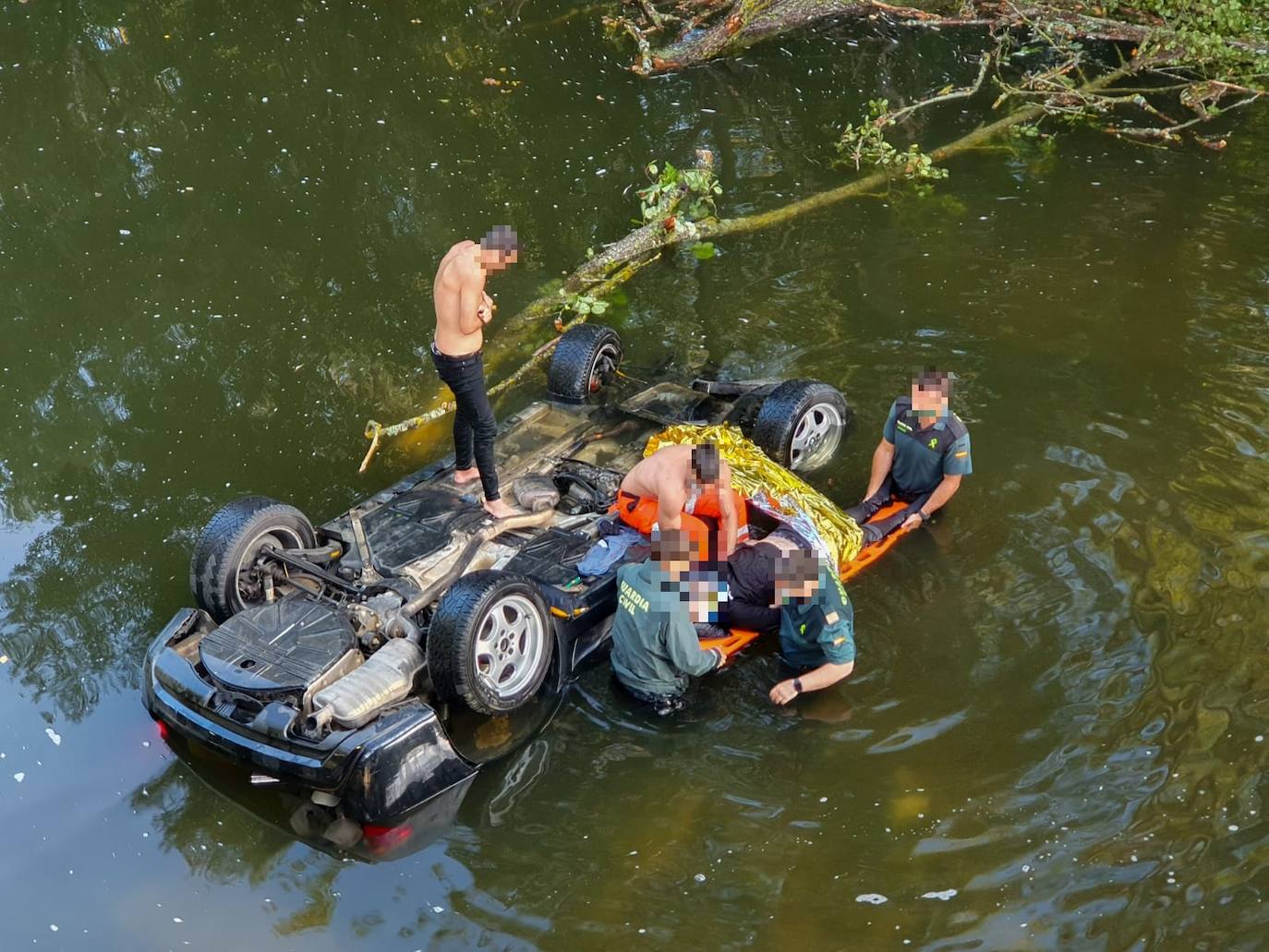 Fotos: Así ha sido el rescate del joven que cayó con su turismo al río Nela