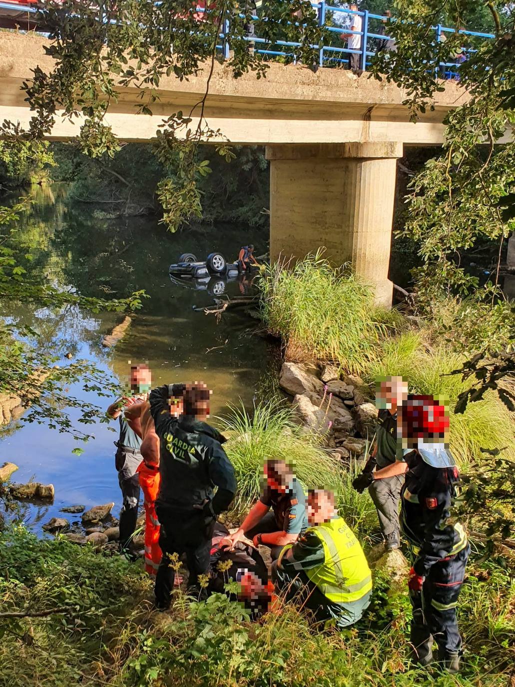 Fotos: Así ha sido el rescate del joven que cayó con su turismo al río Nela