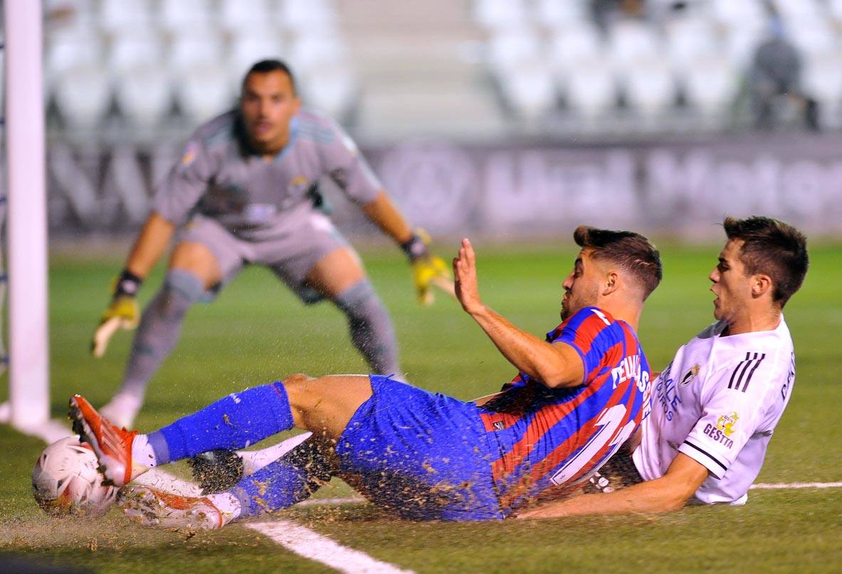 Fotos: Imágenes del Burgos CF - Eibar en El Plantío