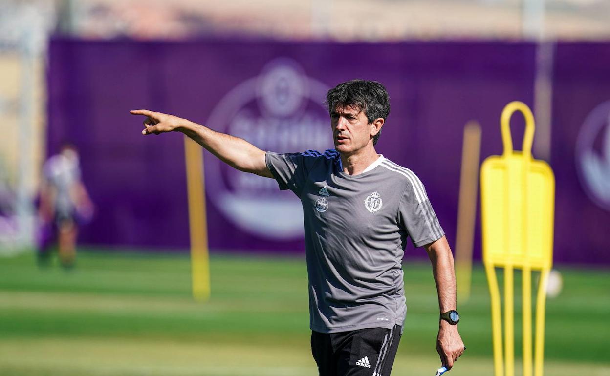 Pacheta dirige un entrenamiento del Real Valladolid, su actual equipo.