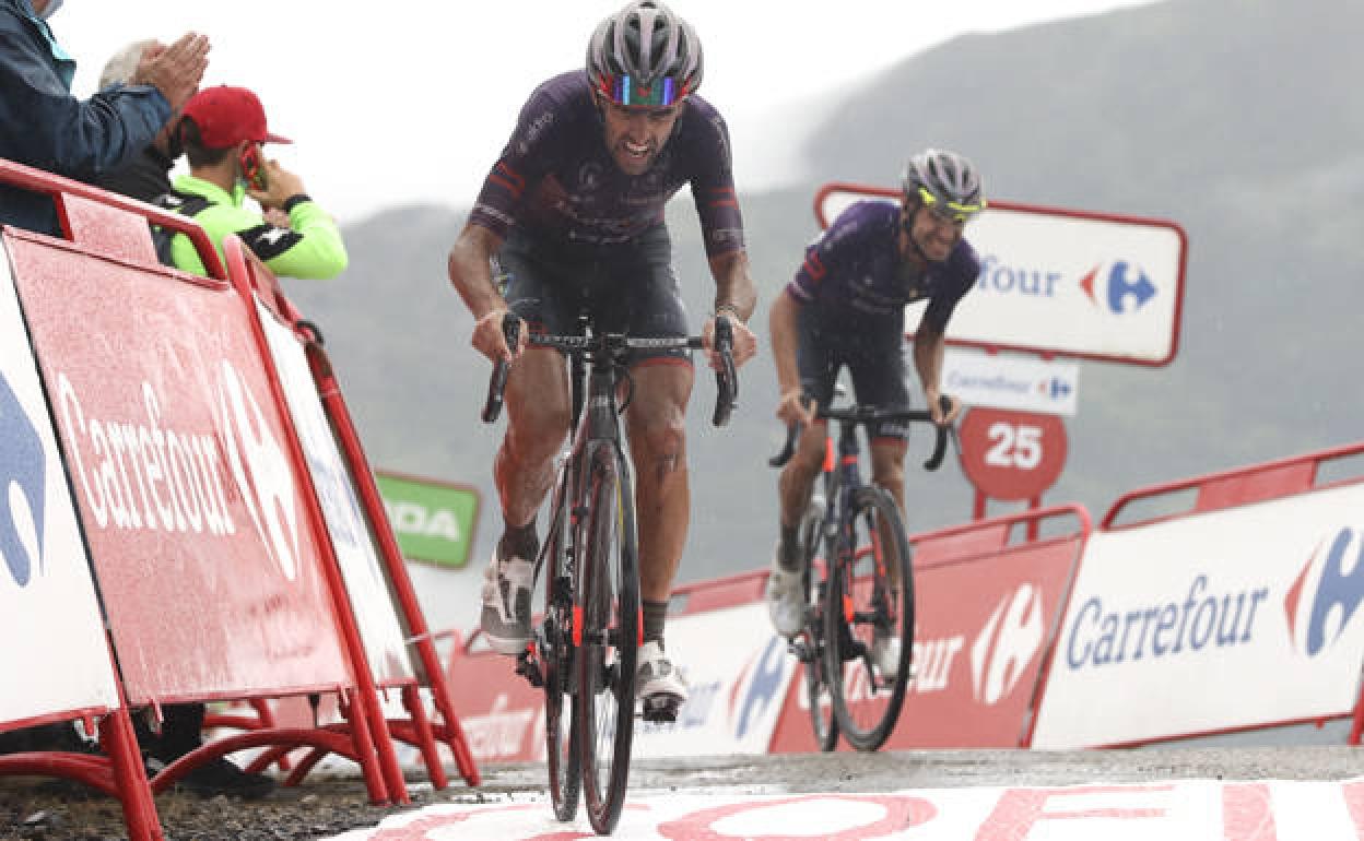 Dani Navarro y Óscar Cabedo cruzan la línea de meta de Lagos de Covadonga. 