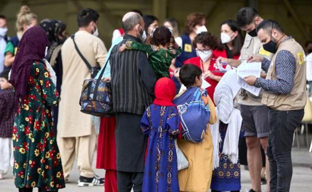 Llegada de refugiados afganos a la base de Torrejón de Ardoz, en Madrid. 