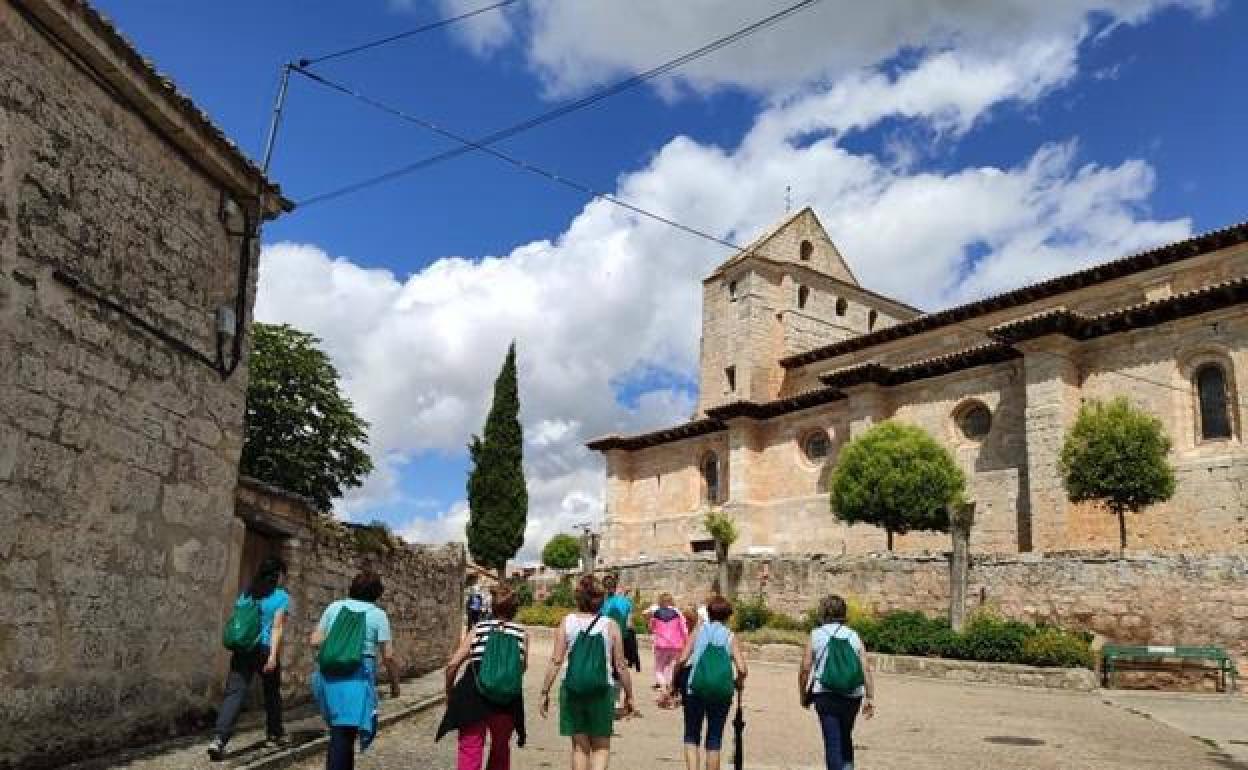 Al fondo, la iglesia de Mazuela. 