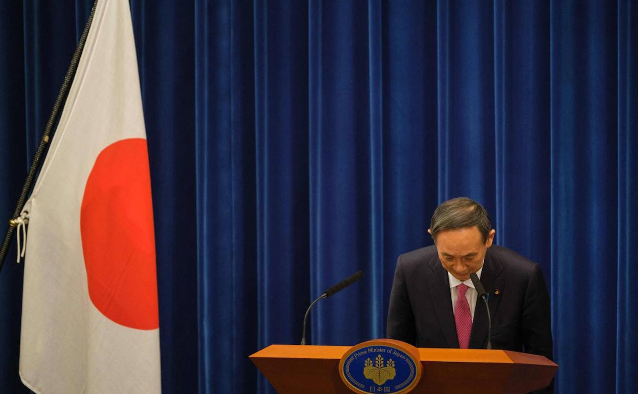 El primer ministro japonés, Yoshihide Suga, saluda tras su comparecencia de ayer en Tokio. 