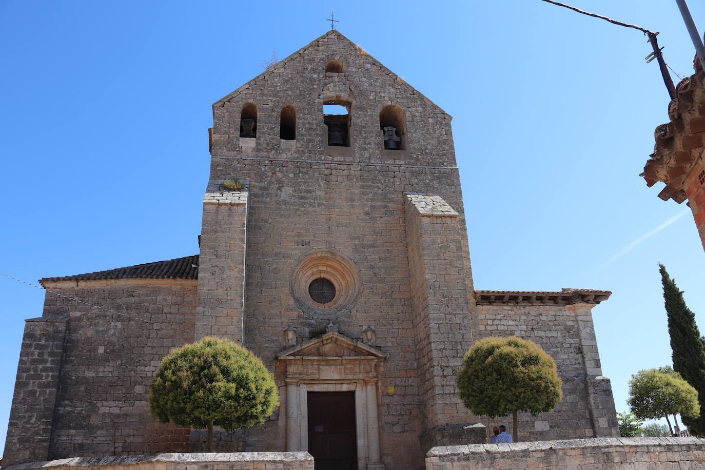 Abrazo a la iglesia de Mazuela. 