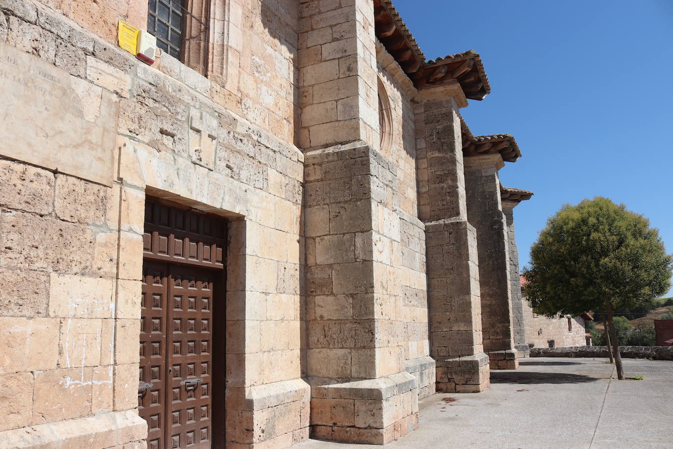 Abrazo a la iglesia de Mazuela. 