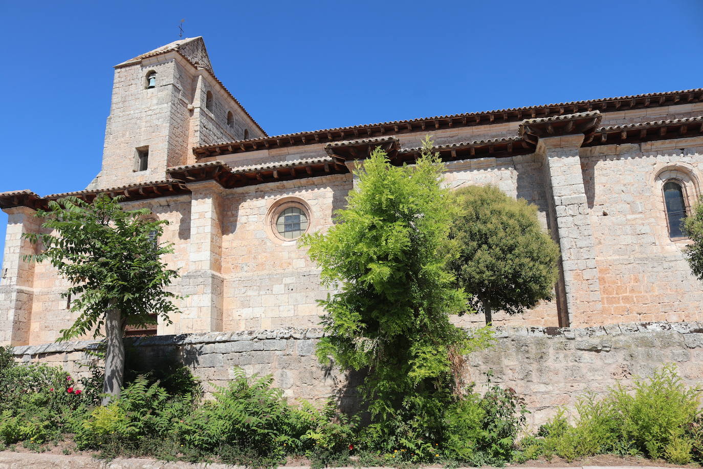 Abrazo a la iglesia de Mazuela. 