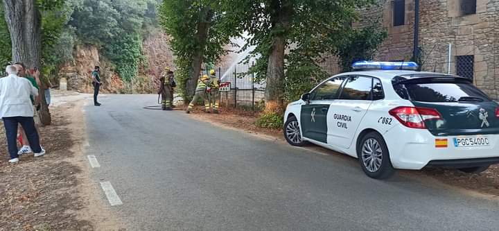 Imagen principal - Extinción del incendio en Montejo de Cebas. 