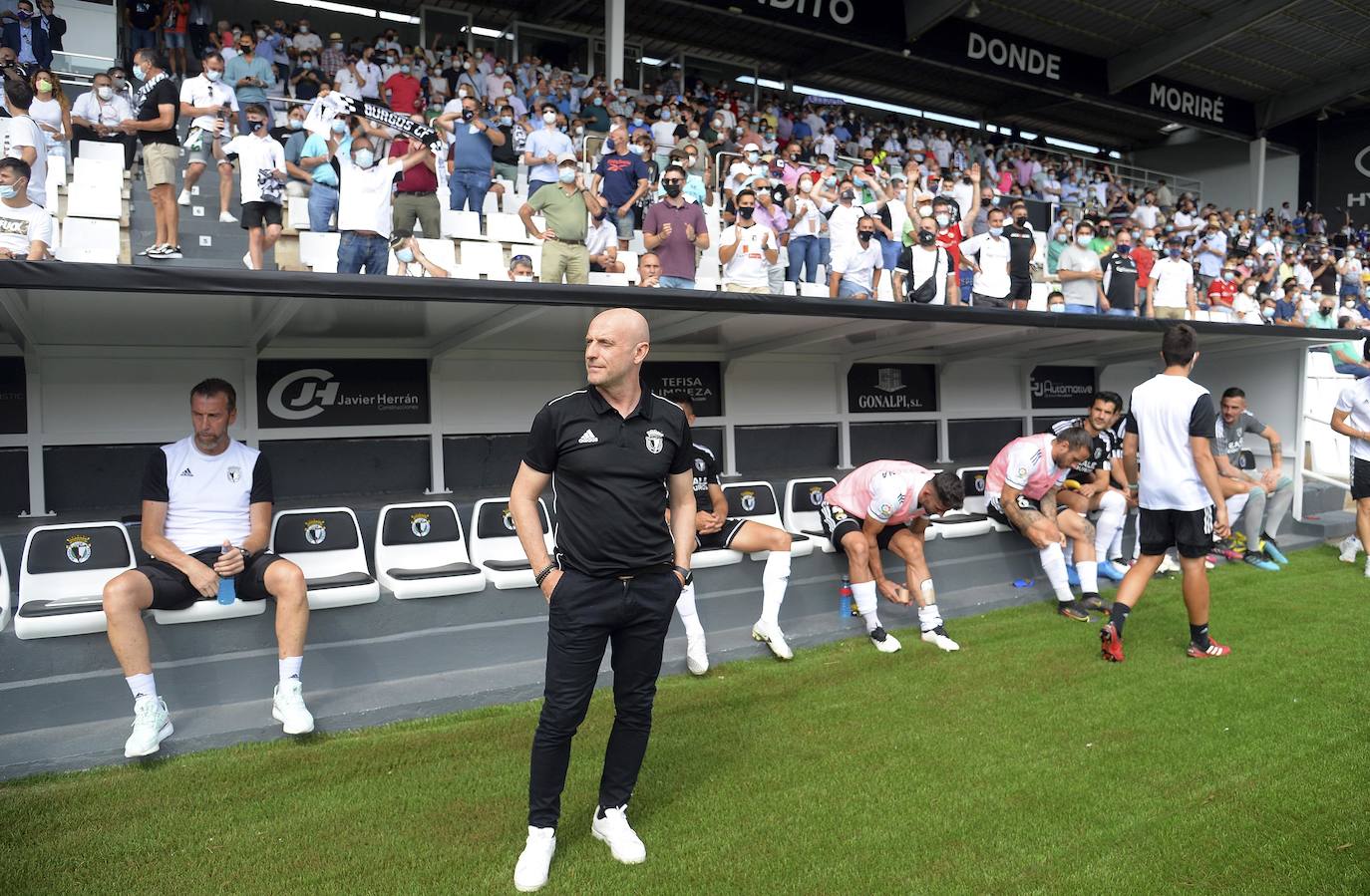 Julián Calero en la banda de El Plantío al comienzo del derbi ante el Real Valladolid.