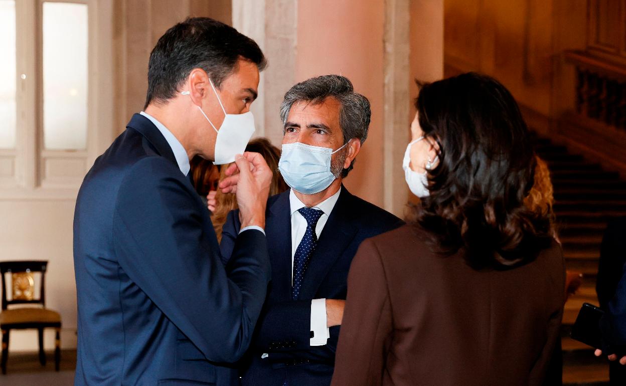 Lesmes conversa con el presidente del Gobierno y la ministra de Justicia. 