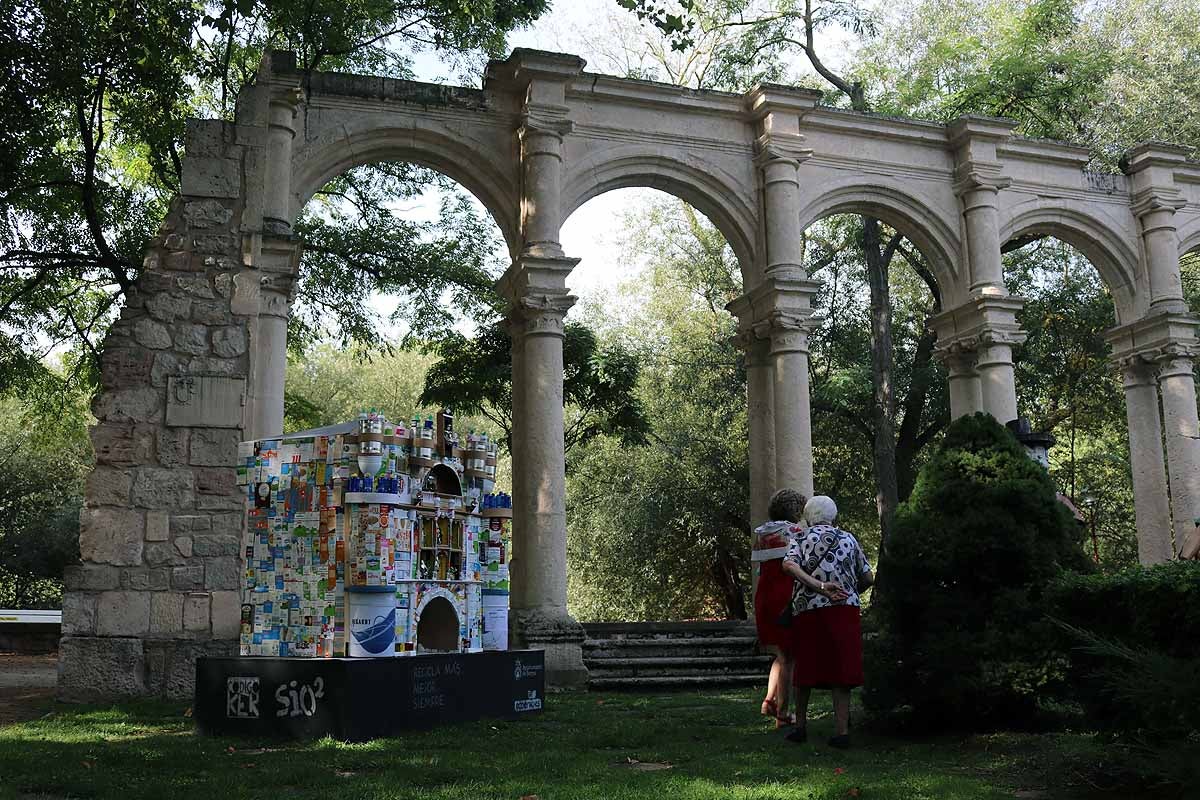 El parque de la Isla de Burgos acoge cinco esculturas realizadas con residuos de diversa naturaleza para concienciar sobre la reutilización de la basura. 