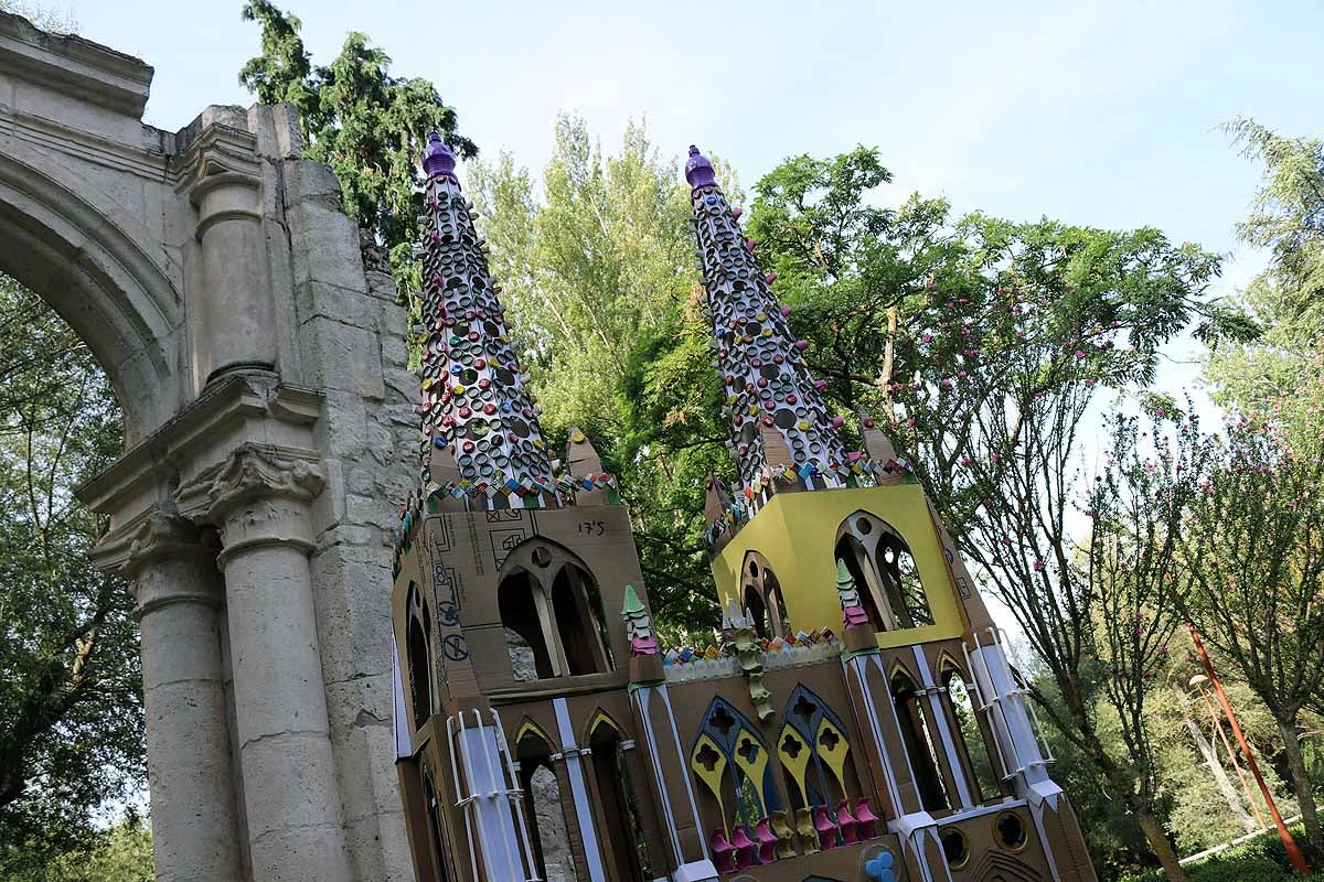 El parque de la Isla de Burgos acoge cinco esculturas realizadas con residuos de diversa naturaleza para concienciar sobre la reutilización de la basura. 