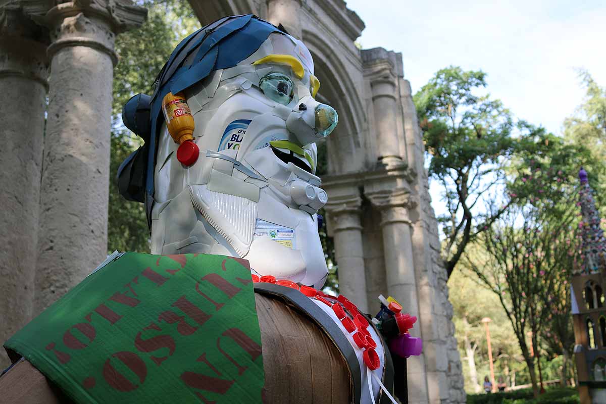 El parque de la Isla de Burgos acoge cinco esculturas realizadas con residuos de diversa naturaleza para concienciar sobre la reutilización de la basura. 