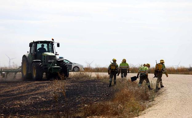 Imagen principal - Sucesos Burgos: El incendio en un parque eólico cercano a Las Rebolledas calcina más de 50 hectáreas