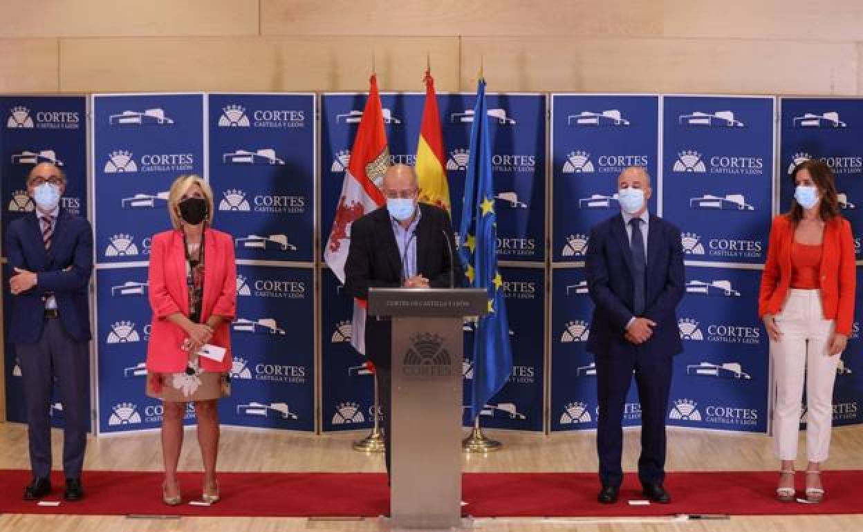 Francisco Igea, en el centro, durante la rueda de prensa que ofreció esta mañana. 