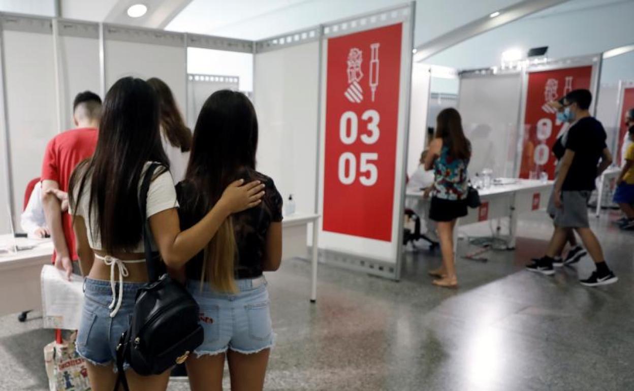 Cola de vacunación en la Ciudad de las Artes y las Ciencias de Valencia.