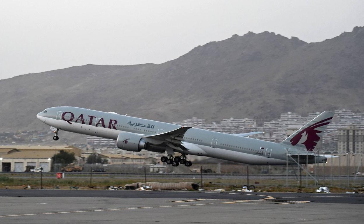 El avión de Qatar Airways con unos 200 evacuados despega del aeropuerto de Kabul rumbo a Catar. 