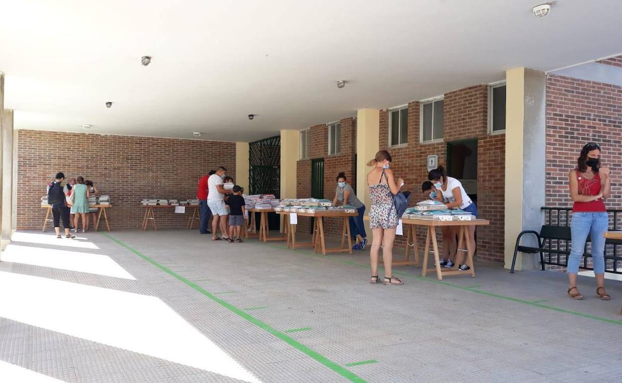 Entrega de libros a los alumnos del colegio. 