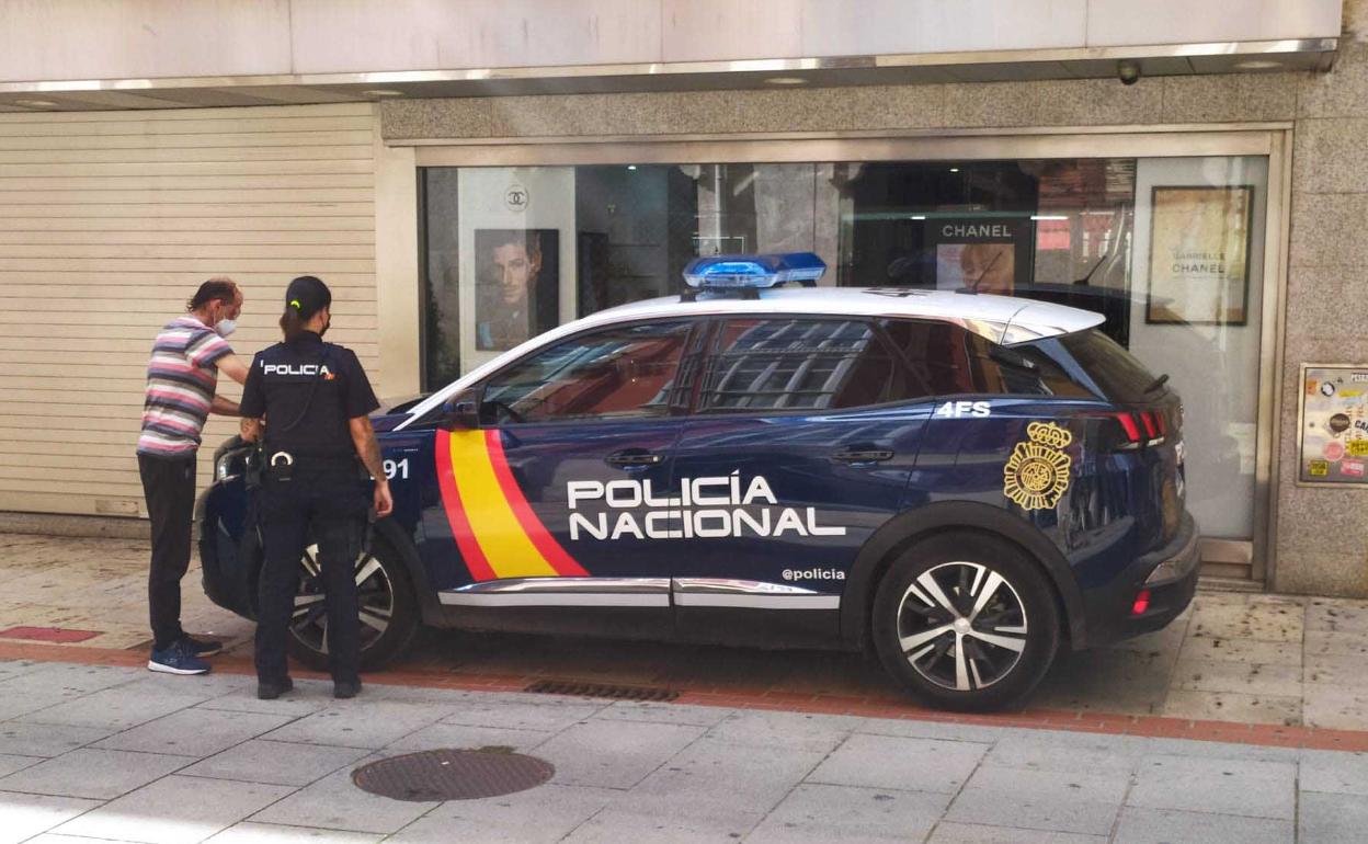 La policía nacional detalla al implicado en el robo los detalles del juicio rápido.