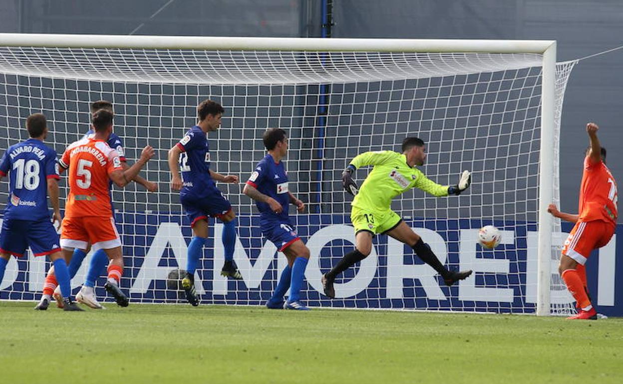 Miguel Rubio anota el segundo gol del Burgos CF.