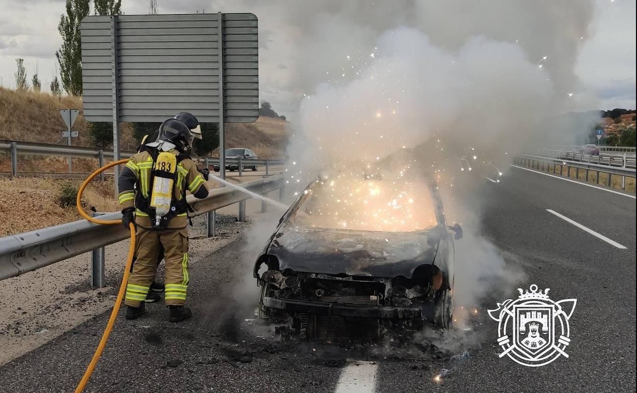 Los Bomberos de Burgos apagan el coche en llamas.