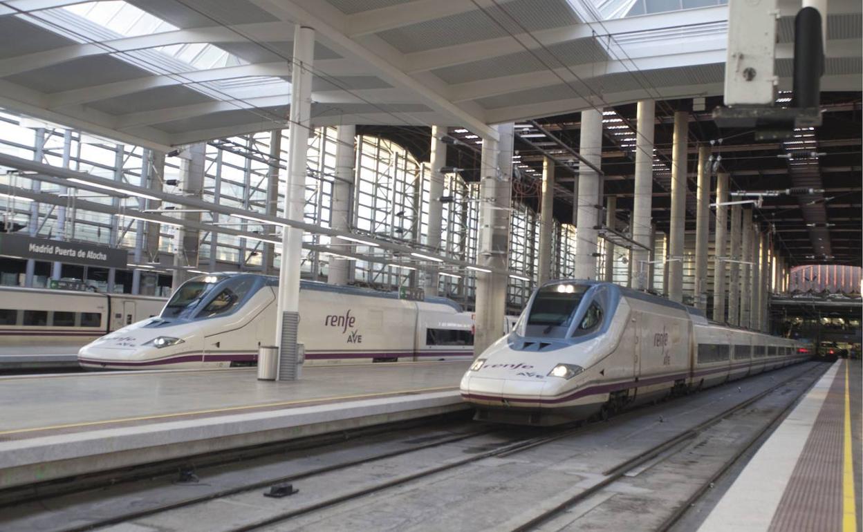 Trenes AVE en la estación de Atocha.