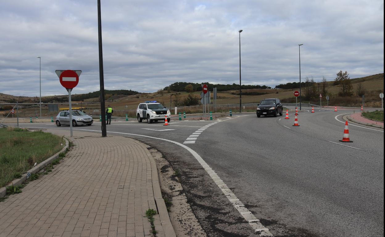 Control de la Guardia Civil en una rotonda de Burgos. 