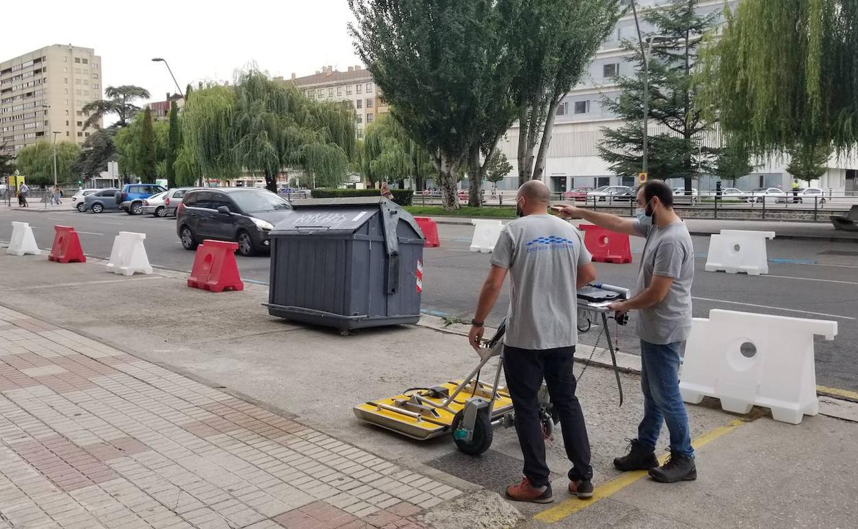 El georradar está analizando la zona para valorar el estado de la avenida Reyes Católicos.