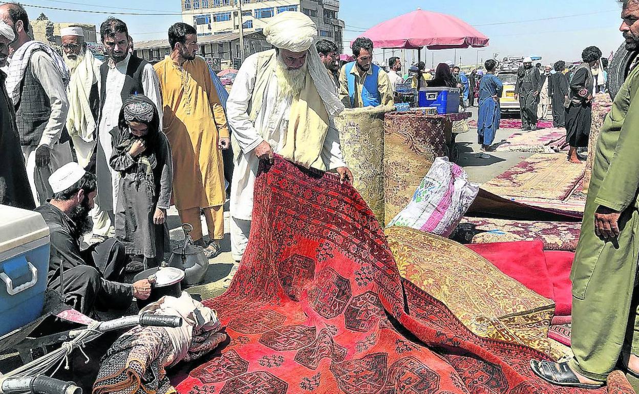 Las alfombras son las principales protagonistas de los llamados 'mercados del adiós'.