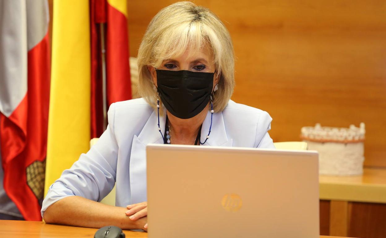 Verónica Casado, durante su reunión con la secretaria autonómica de SATSE Castilla y Léon, Mercedes Gago López. 