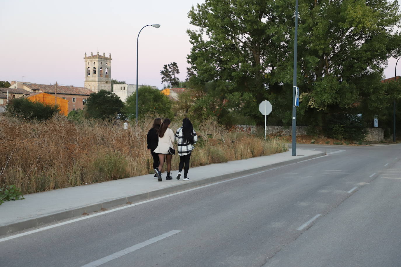 Vecinos de la calle Puente la Reina muestran su malestar por las escasas aceras en su zona.