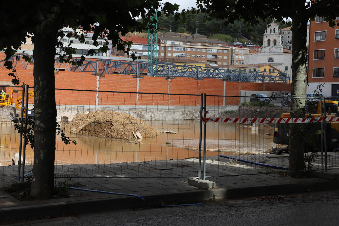 Fotos: Un solar del Paseo de la Isla acaba inundado por una rotura de una tubería