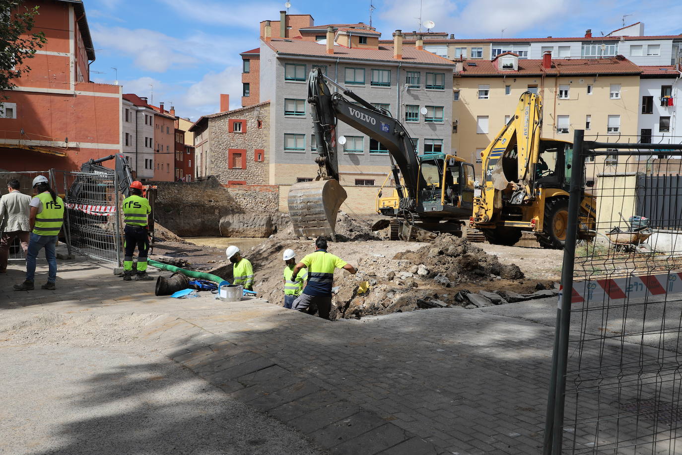 Fotos: Un solar del Paseo de la Isla acaba inundado por una rotura de una tubería