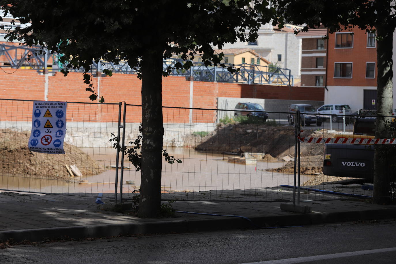 Fotos: Un solar del Paseo de la Isla acaba inundado por una rotura de una tubería