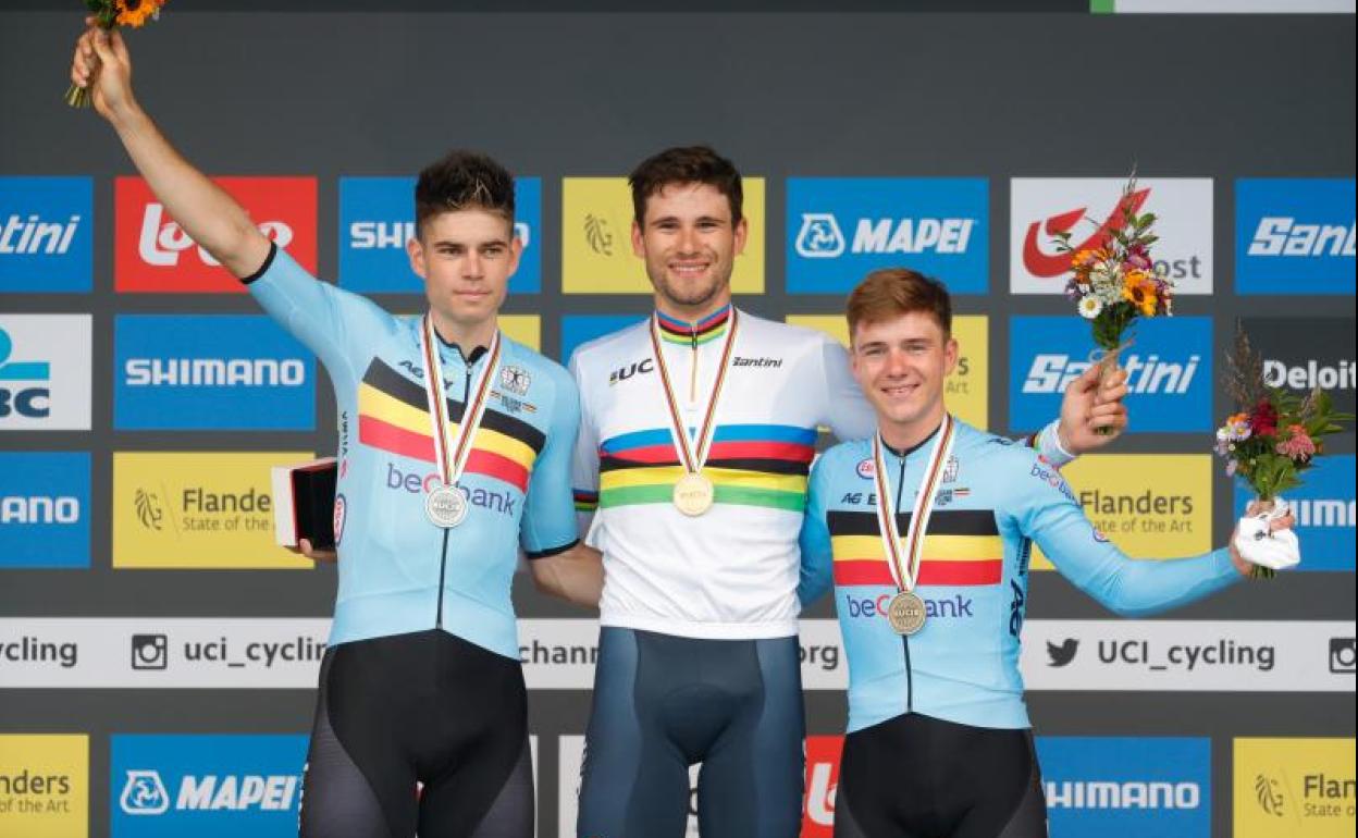 Filippo Ganna (c), Woug van Aert (i) y Remco Evenepoel, el podio mundial contra el crono.