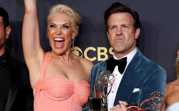 Imagen principal - Arriba, Jason Sudeikis y Hannah Waddingham. Abajo, Kate Winslet y Daniel Levy. 