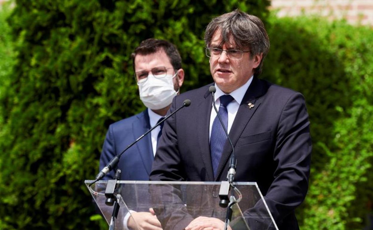 El presidente de la Generalitat, Pere Aragonès (i), y el expresident Carles Puigdemont (d) 