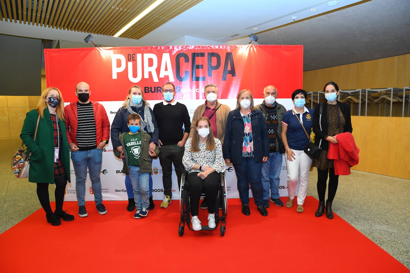 Marta Fernández, ganadora del premio De Pura Cepa al Deporte, junto a su familia y sus amigos.